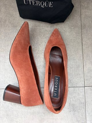 Zapatos de salon de ante (Uterqüe)