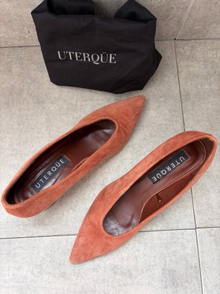 Zapatos de salon de ante (Uterqüe)