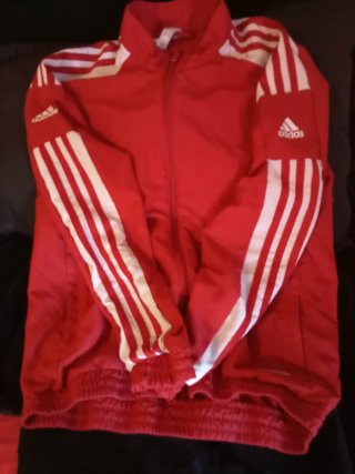 Chaqueta roja con rayas blancas Adidas talla M