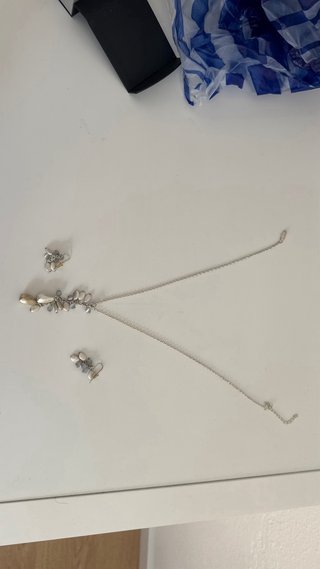 Collar y pendientes de piedritas