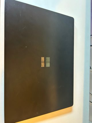 Microsoft Surface Laptop 4 in nero con tastiera spagnola