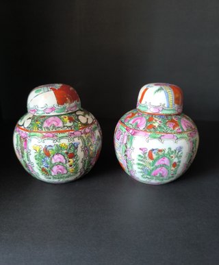2 Potes com Tampa 12cm Figuras Orientais Porcelana