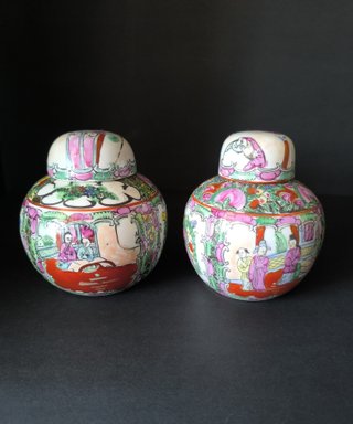 2 Potes com Tampa 12cm Figuras Orientais Porcelana