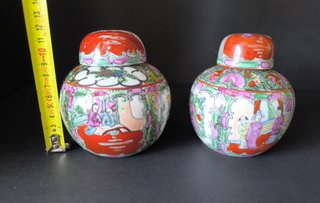 2 Potes com Tampa 12cm Figuras Orientais Porcelana