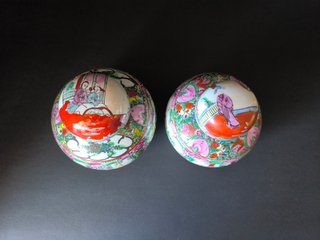 2 Potes com Tampa 12cm Figuras Orientais Porcelana
