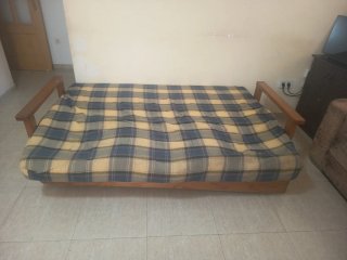 Sofá cama doble más cama individual debajo.