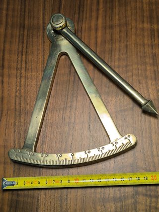 Clinometro naútico antiguo de bronce