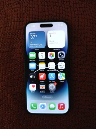 iPhone 14 Pro más 4 fundas  En su caja y con cable