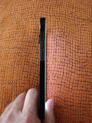 iPhone 14 Pro más 4 fundas  En su caja y con cable