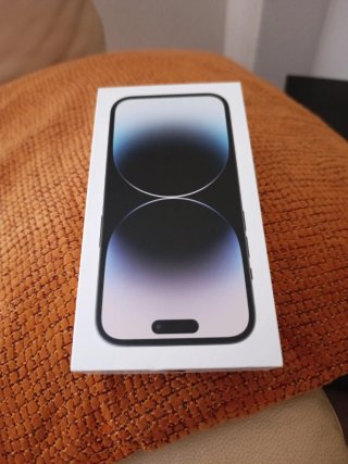 iPhone 14 Pro más 4 fundas  En su caja y con cable