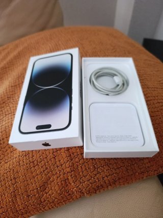 iPhone 14 Pro más 4 fundas  En su caja y con cable