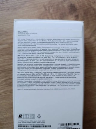 iPhone 14 Pro más 4 fundas  En su caja y con cable