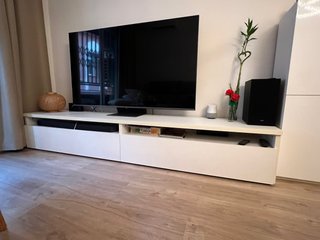 Mueble para TV blanco con cajones.