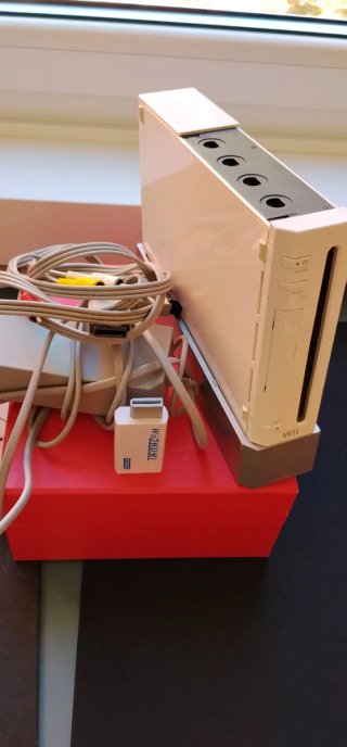 Wii con cable de fuente + conversor a HDMI