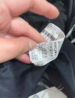 Traje de baño negro de corte alto con lazada