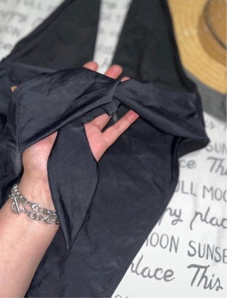Traje de baño negro de corte alto con lazada