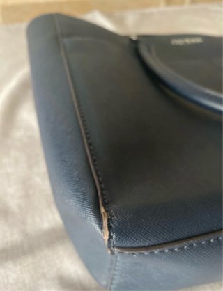 Maletín, bolso marca GUESS, azul marino elegante