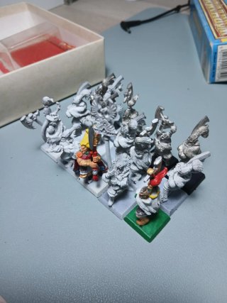 Leones blancos más mago alto elfo. Warhammer