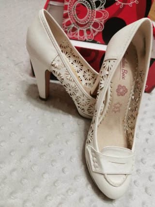 Zapatos blancos calado. T37. Carolina Boix