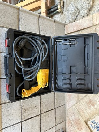Martillo perforador DEWALT SDS-Plus con maletín.
