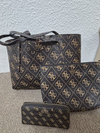bolso grande , bolso de mano y monedero guess