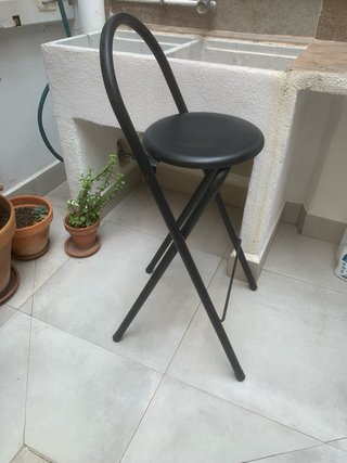 Taburete alto plegable.