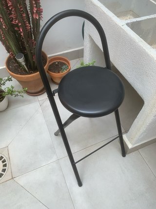 Taburete alto plegable.