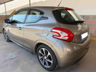 Peugeot 208  1.4 Hdi 2012