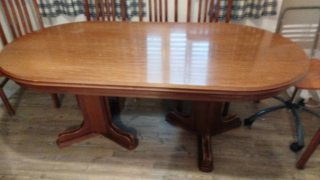 Mesa y sillas de madera para salón
