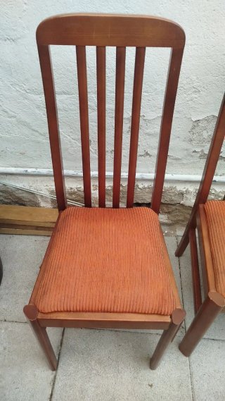 Mesa y sillas de madera para salón