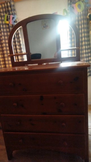 Mesa y sillas de madera para salón