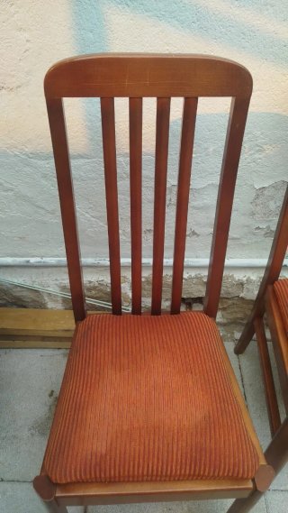 Mesa y sillas de madera para salón