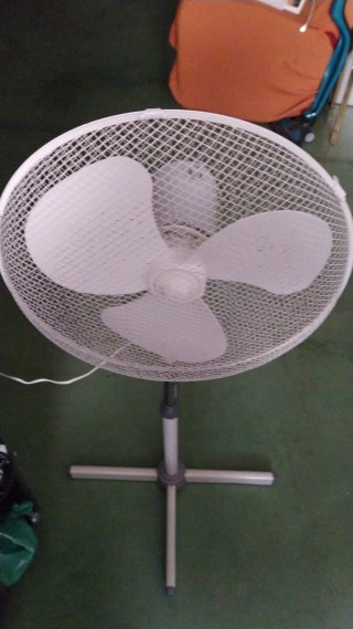 Ventilador de pie Basic gris y blanco