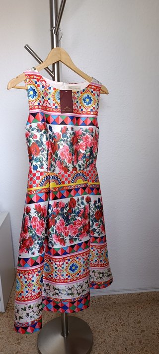 Vestido midi estampado de colores vivos y muy orig
