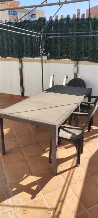 Mesa y tres sillas de jardin en buen estado.