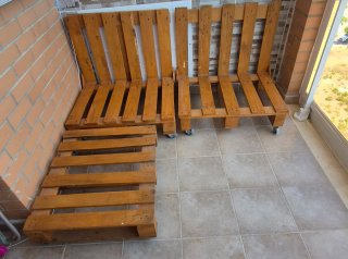 Sofa de palets con ruedas y cojines