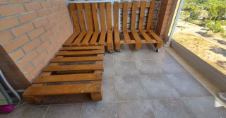 Sofa de palets con ruedas y cojines