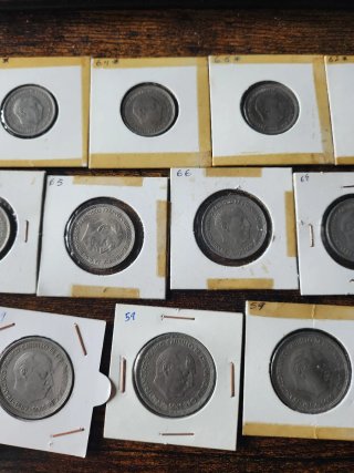 27 monedas de franco de 5.  25 y 50 pesetas