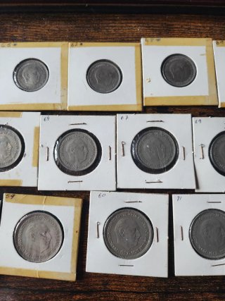 27 monedas de franco de 5.  25 y 50 pesetas
