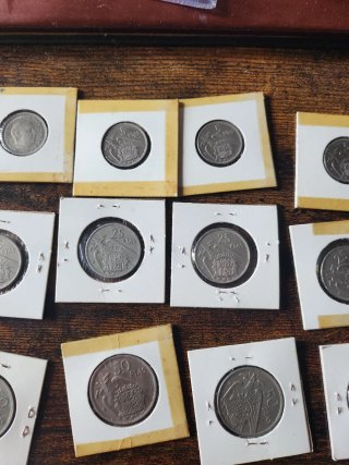 27 monedas de franco de 5.  25 y 50 pesetas