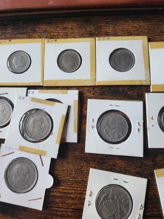27 monedas de franco de 5.  25 y 50 pesetas