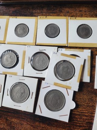 27 monedas de franco de 5.  25 y 50 pesetas