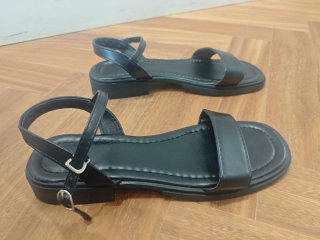 Sandalias negras nuevas sin estrenar