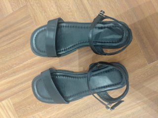 Sandalias negras nuevas sin estrenar