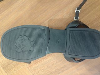 Sandalias negras nuevas sin estrenar