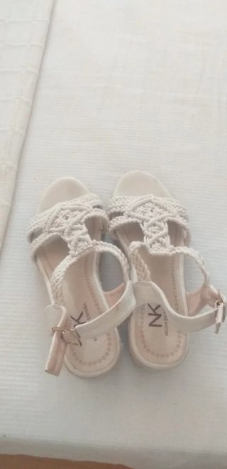 Sandalias blancas de mujer