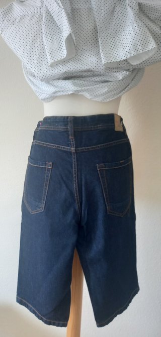 Bermudas vaquera color azul.  Talla 42