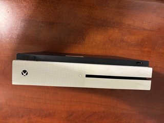 Xbox One S 500GB + Mando + 2 Juegos