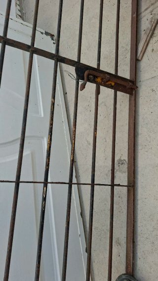 Puerta  de hierro macizo