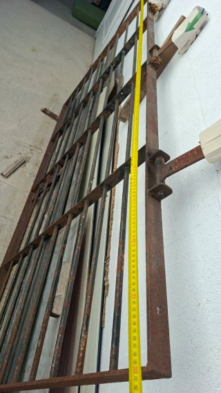 Puerta  de hierro macizo